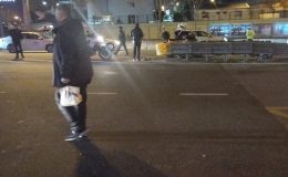 Kadıköy D100’de bir şahsa önünü kesmeye çalıştığı otomobil çarptı