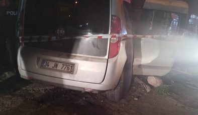 Otomobil inşaat alanına girdi: 3 yaralı