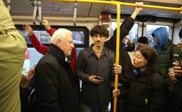 Başkan adayı Bozbey, metroda gençlerle sohbet etti