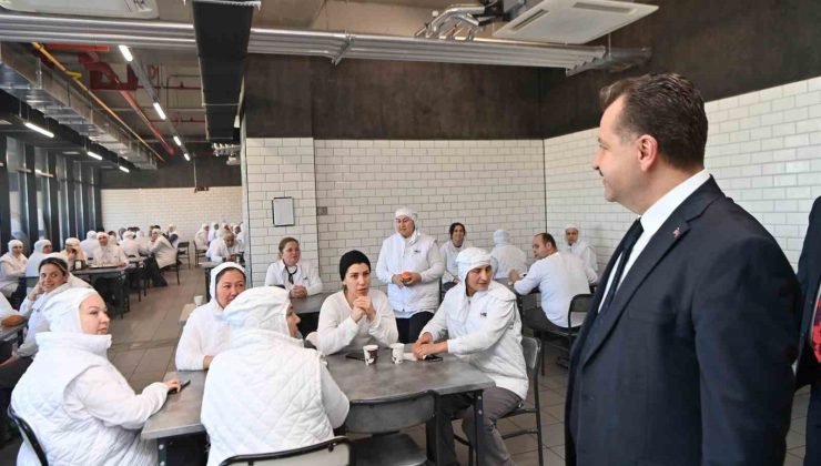 Başkan Yılmaz, ziyaret ettiği işçileri kahve içmeye davet etti