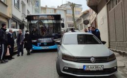 Dar sokakta hatalı park çilesi: Otobüsler kuyruk oluşturdu