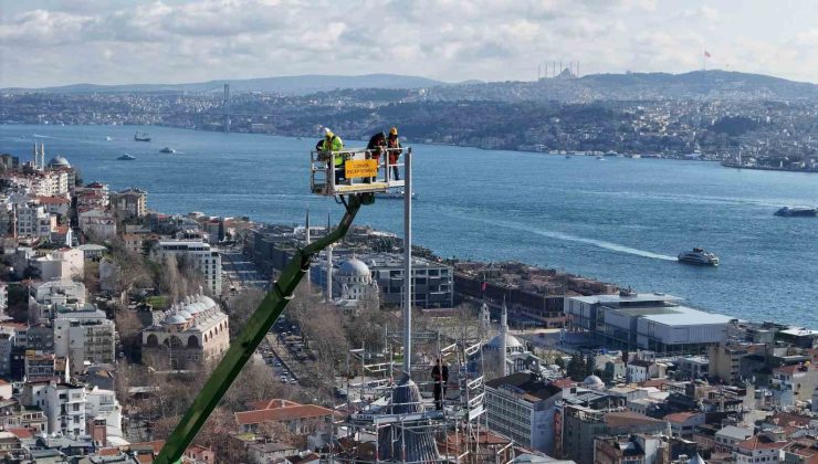 Galata Kulesi’nde nefes kesen restorasyon: 63 metre yükseklikte bulunan alem takıldı