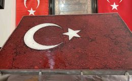 Hain darbe girişiminde şehit düşenlerin toprağı, bu tabloda Türk bayrağı olarak yıllarca korunacak