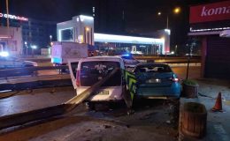 Kartal’da kontrolden çıkan araç bariyerlere ve park halindeki taksiye çarptı: 4 yaralı