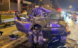 Zincirleme kazaya karışan araç kağıt gibi ezildi: 1’i ağır 3 yaralı