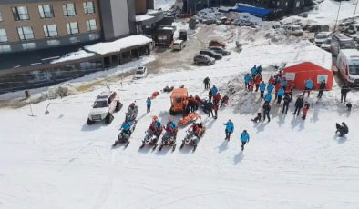Senaryo gereği karda kayıp düşen ve kaybolup donma tehlikesi geçiren kayakçılar, en kısa sürede bulundukları bölgeden tahliye edilmeye çalışıldı