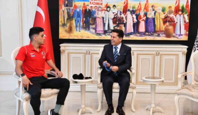 Esenyurt Belediye Başkanı Özer, Dünya Şampiyonu olan Milli Paratriatloncu Uğurcan Özer’i makamında ağırladı