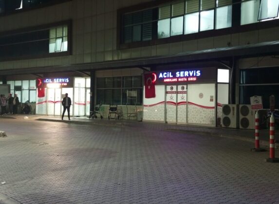 Dün akşamüstü Sosyal Yaşam Merkezi’nde bulunan üç harfli bir mağazada bıçaklanma  olayı yasandı.