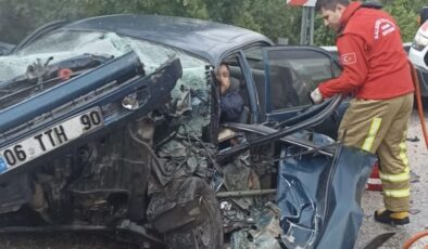Balıkesir’de trafik kazası: Tırın dorsesi otomobili biçti