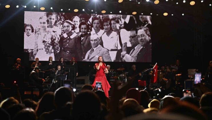 Beyoğlu’nda 19 Mayıs coşkusu Candan Erçetin konseri ile son buldu