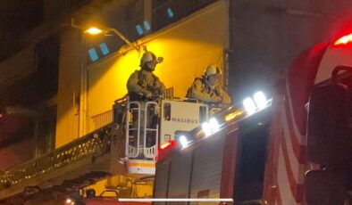 Beyoğlu’nda kafeteryanın çatısında çıkan yangın korkulu anlar yaşattı.