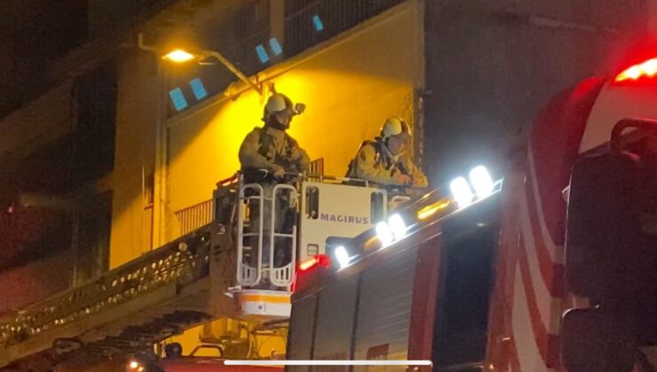 Beyoğlu’nda kafeteryanın çatısında çıkan yangın korkulu anlar yaşattı.