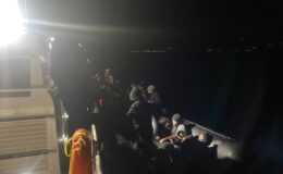 Çanakkale’de arızalanan lastik bot içinde sürüklenen 32 kaçak göçmen kurtarıldı