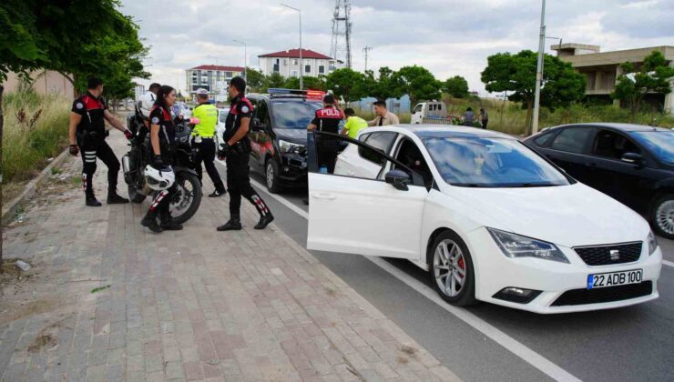 Edirne’de dur ihtarına uymadılar: Otomobilden uyuşturucu attılar