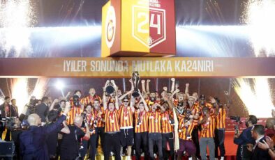 Şampiyon olan Galatasaray Kadın Futbol Takımı’nın kupası verildi.