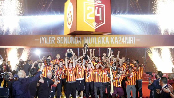 Şampiyon olan Galatasaray Kadın Futbol Takımı’nın kupası verildi.