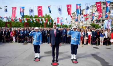 Kartal’da 19 Mayıs törenleri Atatürk Anıtı’na çelenk sunumuyla başladı