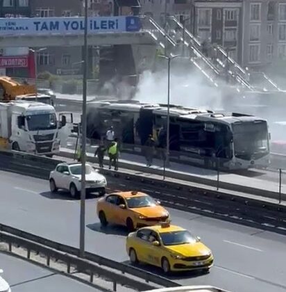 Küçükçekmece’de metrobüste yangın paniği