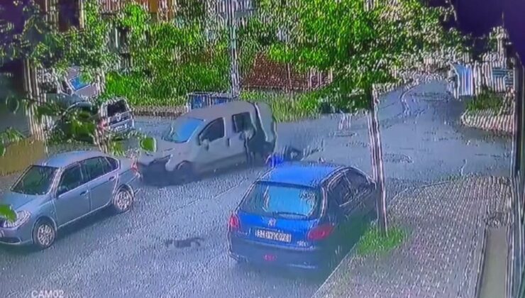Sultangazi’de feci kaza kamerada: Hafif ticari araç ile çarpışan motosikletli 2 kişi havaya savruldu