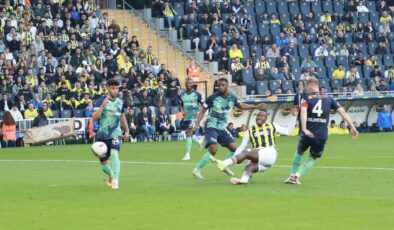 Trendyol Süper Lig: Fenerbahçe: 2 – Kayserispor: 0 (İlk yarı)