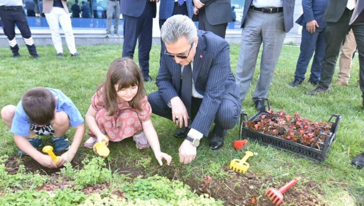 Başsavcı Zafer Koç, Anadolu Adliyesi bahçesinde çocuklarla ağaç dikti