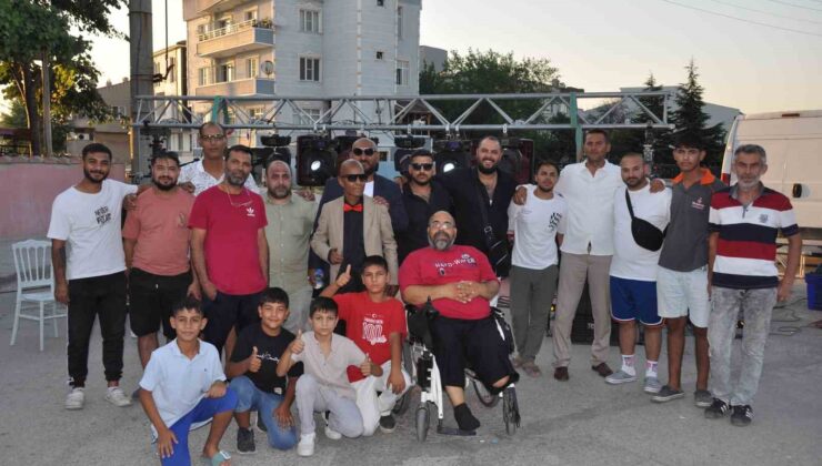 21 yaşındaki müzik tutkunu kanser hastasına arkadaşları doğum günü sürprizi yaptı