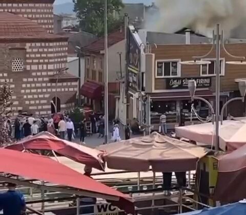 3 katlı binanın en üst katı alev alev yandı