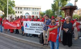 Emekliler meydanlarda direniyor.