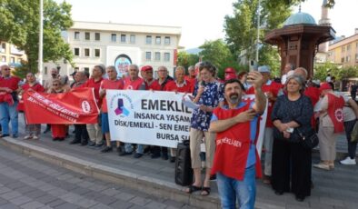 Emekliler meydanlarda direniyor.