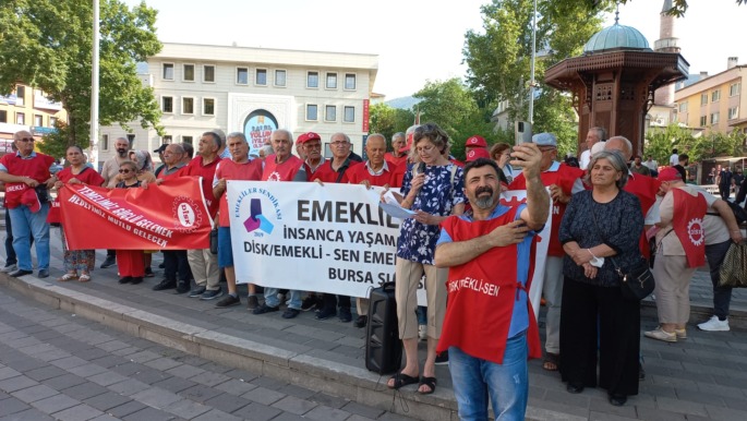 Emekliler meydanlarda direniyor.