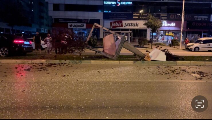 Aday sürücü kontrolden çıktı, reklam panosunu ve ağaçları devirdi