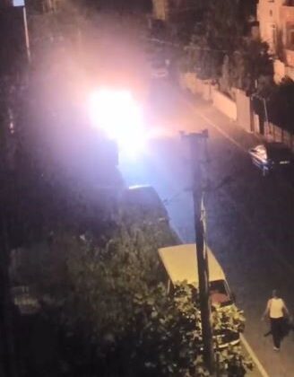 Alev topuna dönen araçta patlama sesleri