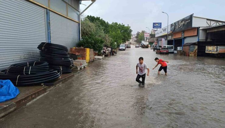 Aniden bastıran yağmur yolları göle çevirirken, bunun keyfini çocuklar çıkardı