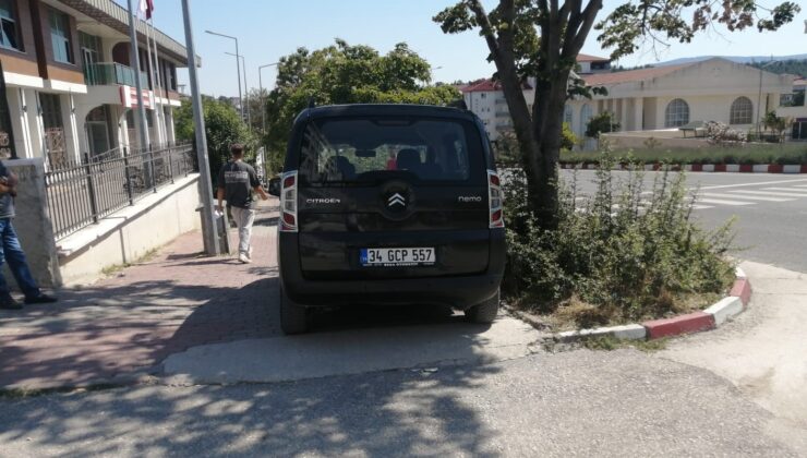 Aracını kaldırıma park eden duyarsız sürücü tepkilere neden oldu