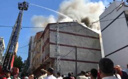 Arnavutköy’de bina çatısı alev aldı, vatandaşlar çatılardan hortumlarla söndürmeye çalıştı