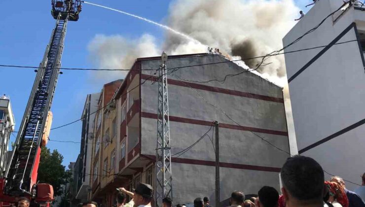 Arnavutköy’de bina çatısı alev aldı, vatandaşlar çatılardan hortumlarla söndürmeye çalıştı