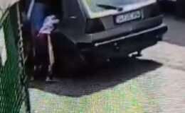 Arnavutköy’de oyun oynayan iki çocuk otomobili yaktı: O anlar kamerada