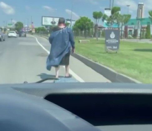 Ataşehir E-5 karayolunda üzerinde ameliyathane önlüğüyle metrelerce yürüdü