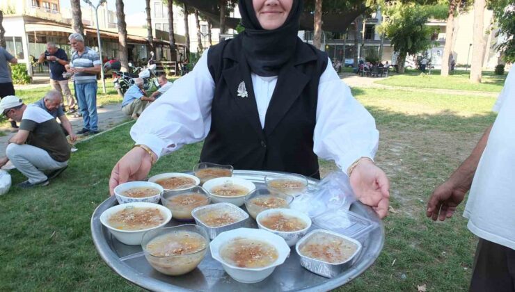 Balıkesir’de kadın muhtar mahallesinde aşure hayrı düzenledi