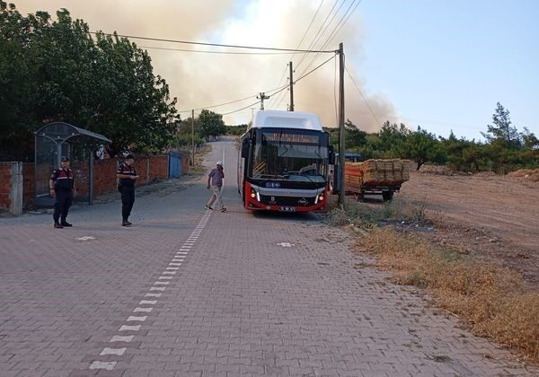 Balıkesir’de ormanlık alana sıçrayan yangın sürüyor