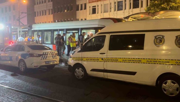 Beyazıt’ta raylara düşen adam tramvayın altında kalarak öldü