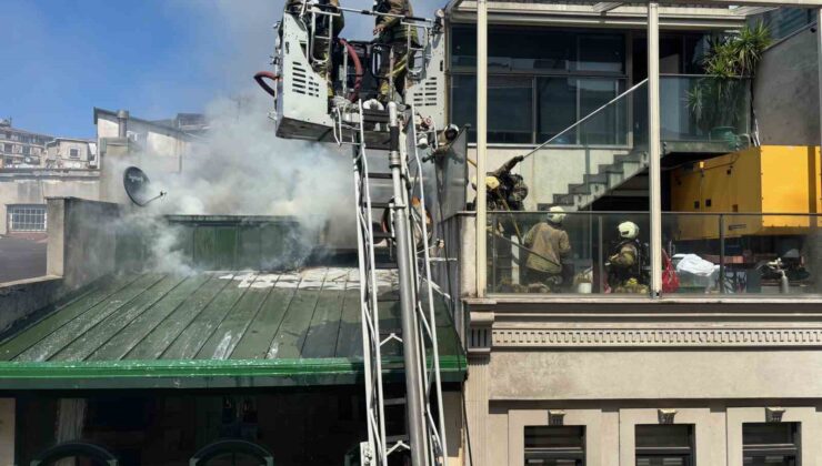 Beyoğlu’nda 5 katlı otelde korkutan yangın
