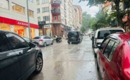 Bilecik’te 15 dakikalık gök gürültülü sağanak yağış vatandaşa zor anlar yaşattı