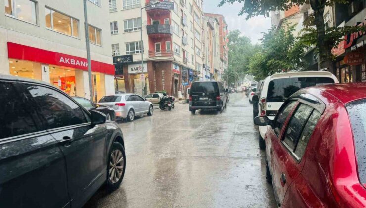 Bilecik’te 15 dakikalık gök gürültülü sağanak yağış vatandaşa zor anlar yaşattı