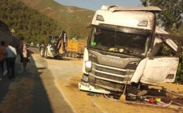 Bilecik’te buğday yüklü tır 3 metre yükseklikten alt yola devrildi
