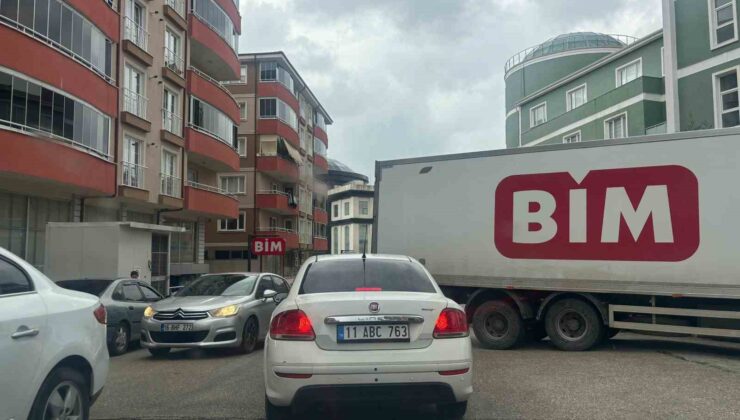 Bilecik’te yol ortasına park ederek trafiği kilitleyen BİM marketlere ait tırın sürücüsüne tepki