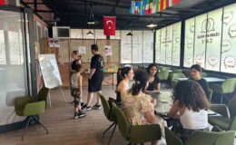 Bu kafede sadece İngilizce konuşuluyor