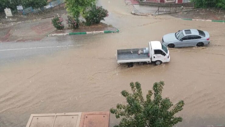 Bursa’da aniden bastıran yağmur, hayatı felç etti