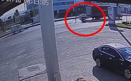 Bursa’da feci motosiklet kazası kamerada: 3 yaralı