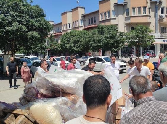 Bursa’da palet üzerinde bulunan gıda ürünlerinin üzerine düştüğü işçi yaralandı